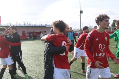 El tècnic de la Pobla, Xavi Vilagut, celebrant amb els jugadors la victòria contra el Valls.