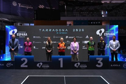 La jugadora del CTT Ganxets Natalya Prosvirnina al centre de la imatge amb el trofeu de campiona absoluta i, Renata Shypsha, amb el bronze  Gimeno celebrant el triomf amb la reusenca Renata Shypsha.