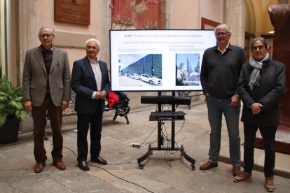 Membres de la plataforma Mercaderies per l'Interior i de Junts a l'Ajuntament de Tarragona, després de la roda de premsa