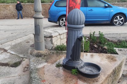 Imatge d'una de les fonts amb l'aixeta sostreta.