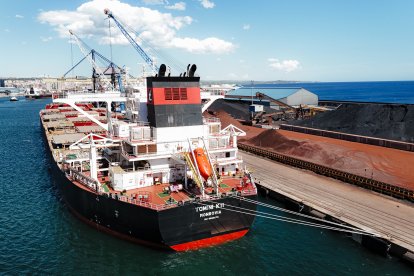 El vaixell MV TOMINI K11 atracat al port de Tarragona