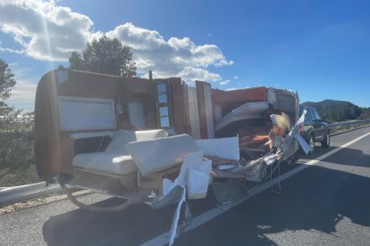 Imatge de la caravana volcada a causa del vent