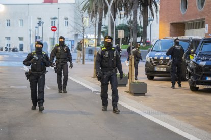 Agents de la Unitat Policial de Reforç i Proximitat de la Guàrdia Urbana al carrer Orosi.
