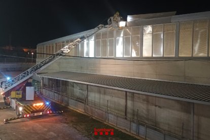 Els bombers treballant al Poliesportiu de Torredembarra.