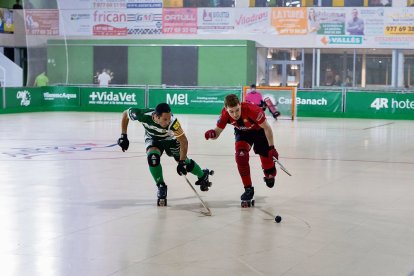 El jugador del Calafell Jepi Selva i Pol Martínez, del Reus Deportiu, durant el darrer derbi.