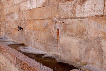 Aixeta sostreta a la Font Major de Montblanc