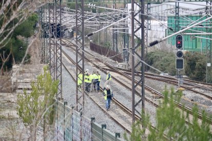 Personal tècnic treballant a la zona accés al túnel de Rubí
