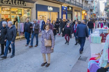 Imagen del centro de Reus lleno de personas paseando.