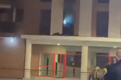 Imatge d'un vídeo on es veu el fum provocat per l'incendi