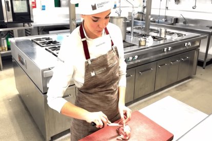 Fotografía de Aina Perelló, la joven de Cambrils que es finalista del Premio Promesas de la Alta Cocina 2026 de Le Cordon Blue.