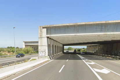 Imatge d'un dels ponts de la T-11 on estan fent tasques de manteniment.