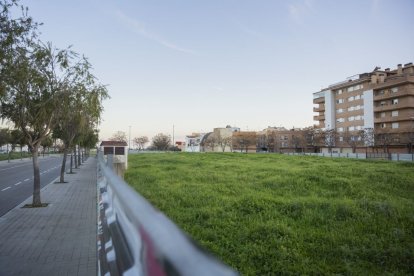 L'illa està delimitada pels carrers de Joan Salvat Papasseit, de Manuel de Pedrolo, de Manuel Hugué i de l'Escultor Juli Antoni.