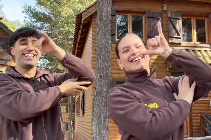 Imagen de Pablo Vera y Andrea Mengual grabando un TikTok en Prades.