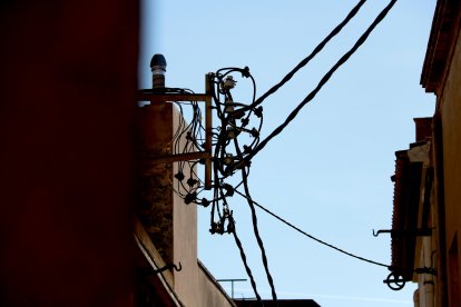 Instal·lació elèctrica al municipi de Vilaplana.