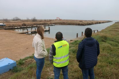 Accés dels pescadors esportius a la badia dels Alfacs des de l'antiga piscifactoria de l'illa de Gaita, al Delta de l'Ebre.