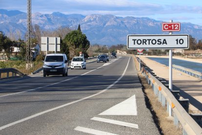 La C-12 al seu pas per Amposta en un dels trams on s'actuarà.