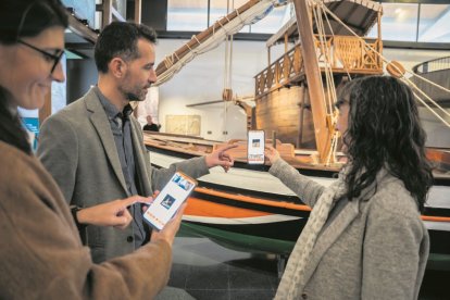 Una bafarada taronja indica quina pista d’àudio cal reproduir.  La presentació de les audioguies es va fer ahir al Museu del Port.