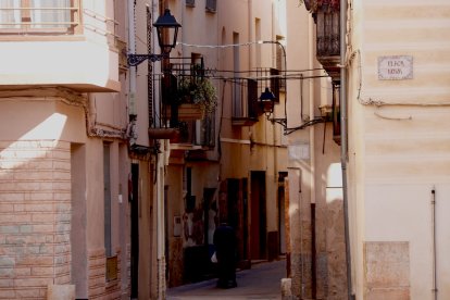 Una calle de Alcover con instalaciones de distribución eléctrica.