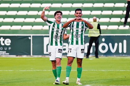 El jugador de l’Antequera Osama Chit celebrant un gol aquesta temporada amb el club andalús.