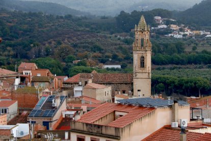 Imatge de les teulades del nucli antic de Maspujols, algunes amb plaques solars.