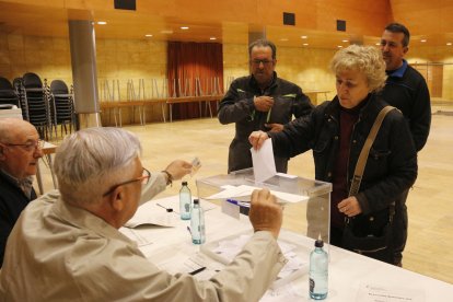 Una agricultora votant a les eleccions agràries a Alcarràs