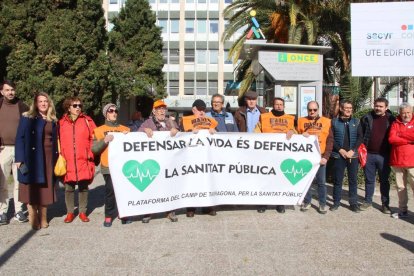 Membres de la Plataforma Camp de Tarragona per la Sanitat Pública i de la FAVT es van concentrar davant l'Hospital Joan XXIII