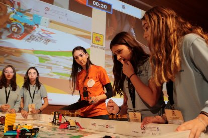 Dues noies observen el seu robot durant la 15a edició de la First Lego League a Reus