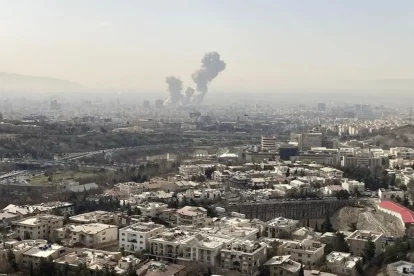 Una columna de humo emerge del centro de Teherán tras un ataque israelí este sábado
