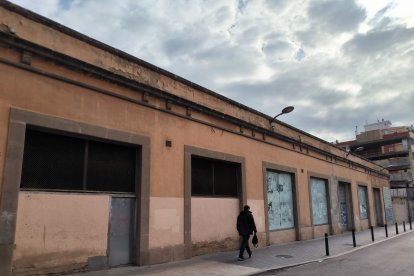 Fotografia de la finca de l'avinguda del Carrilet, 16, on es vol alçar la nova promoció d'habitatges.