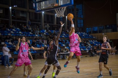 Els jugadors del CBT durant el duel.