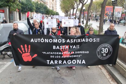 Imatge de la manifestació de la Plataforma per la Dignitat dels Autònoms a Tarragona, aquest dilluns.