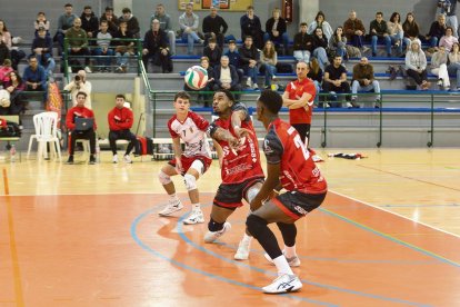 Yusnier Morales, que, amb Elieser Rojas abandona l’equip, durant un dels darrers duels.