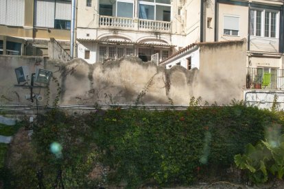 Imatge dels baixos i el primer pis adquirits del número 8 del carrer Méndez Núñez, des del pati del Teatre Metropol.