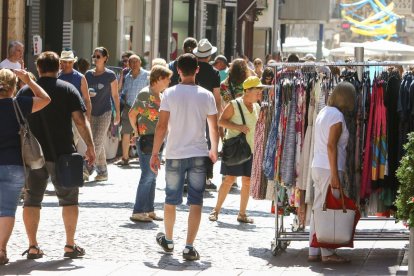 Fotografia d’arxiu d’una edició d’estiu de les Botigues al Carrer, en què un sol de justícia domina el carrer de Monterols.