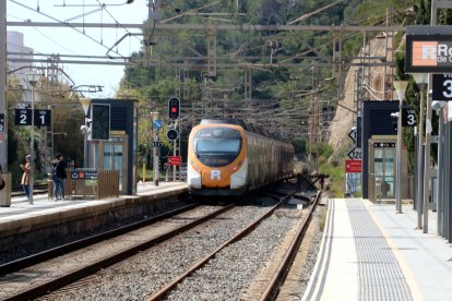 Un tren sortint de l'estació de Garraf