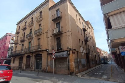 Imatge dels edificis dels número 32 i 34 del carrer Balmes que seran enderrocats.