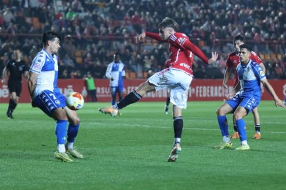 Pau Martínez rematant una pilota durant el duel contra el Sabadell del passat divendres al Nou Estadi.