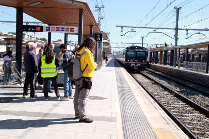 Diversos passatgers a l'estació de Sant Vicenç de Calders en el primer dia de les obres