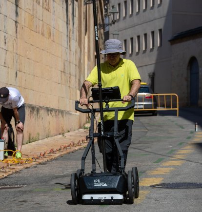 Dos tècnics duent a terme les prospeccions a la Part Alta de Tarragona.