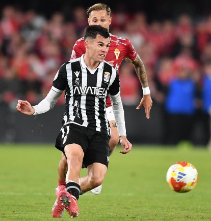 Luismi Redondo, un dels jugadors més destacats del Cartagena, durant el duel contra el Murcia