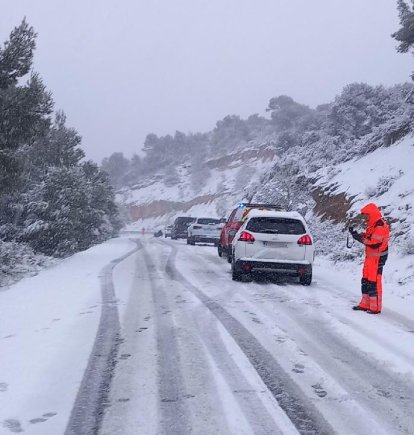 Els Bombers han ajudat diferents vehicles que s'havien quedat encallats per la neu