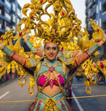 Disc 45, que va guanyar el concurs de la Disfressa d'Or, durant la Rua de Lluïment al seu pas per l'avinguda Ramón y Cajal.