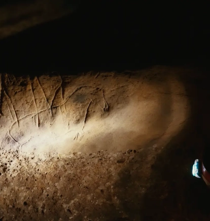 Un dels gravats de la Cova de la Font Major de l’Espluga de Francolí.