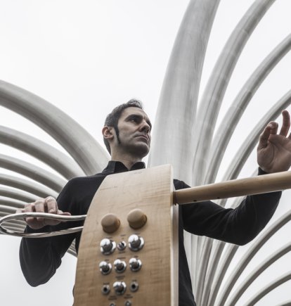 El músic Javier Díez amb l’instrument musical anomenat theremin.