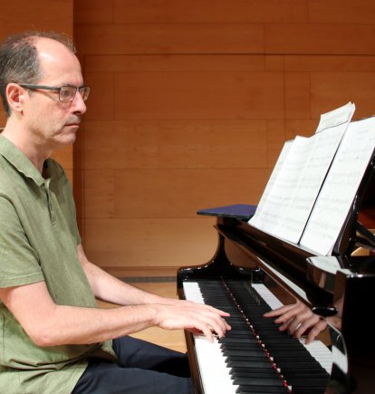 El pianista Miquel Villalba, durant el procés d'enregistrament del disc sobre el pianista Ricard Viñes, a l'Auditori Josep Carreras de Vila-seca.