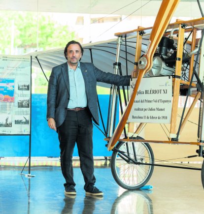 Ventura, dimecres a Salou, amb una rèplica del Blériot XI, primer avió que va volar a Espanya el 1910.