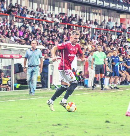 El jugador del Nàstic, Sergio Camus, durant un duel al Nou Estadi aquesta temporada.