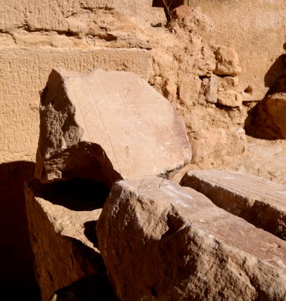 Els tres fragments d'esteles ibperiques trobades al castell d'Algars de Batea.
