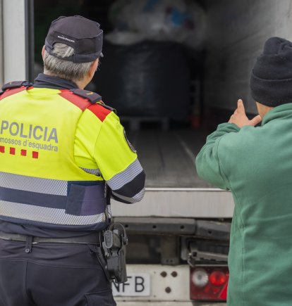 Els Mossos revisen la càrrega d’un camió aturat al control.