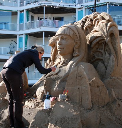 Una artista treballant en una figura del pessebre de sorra de Vila-seca.